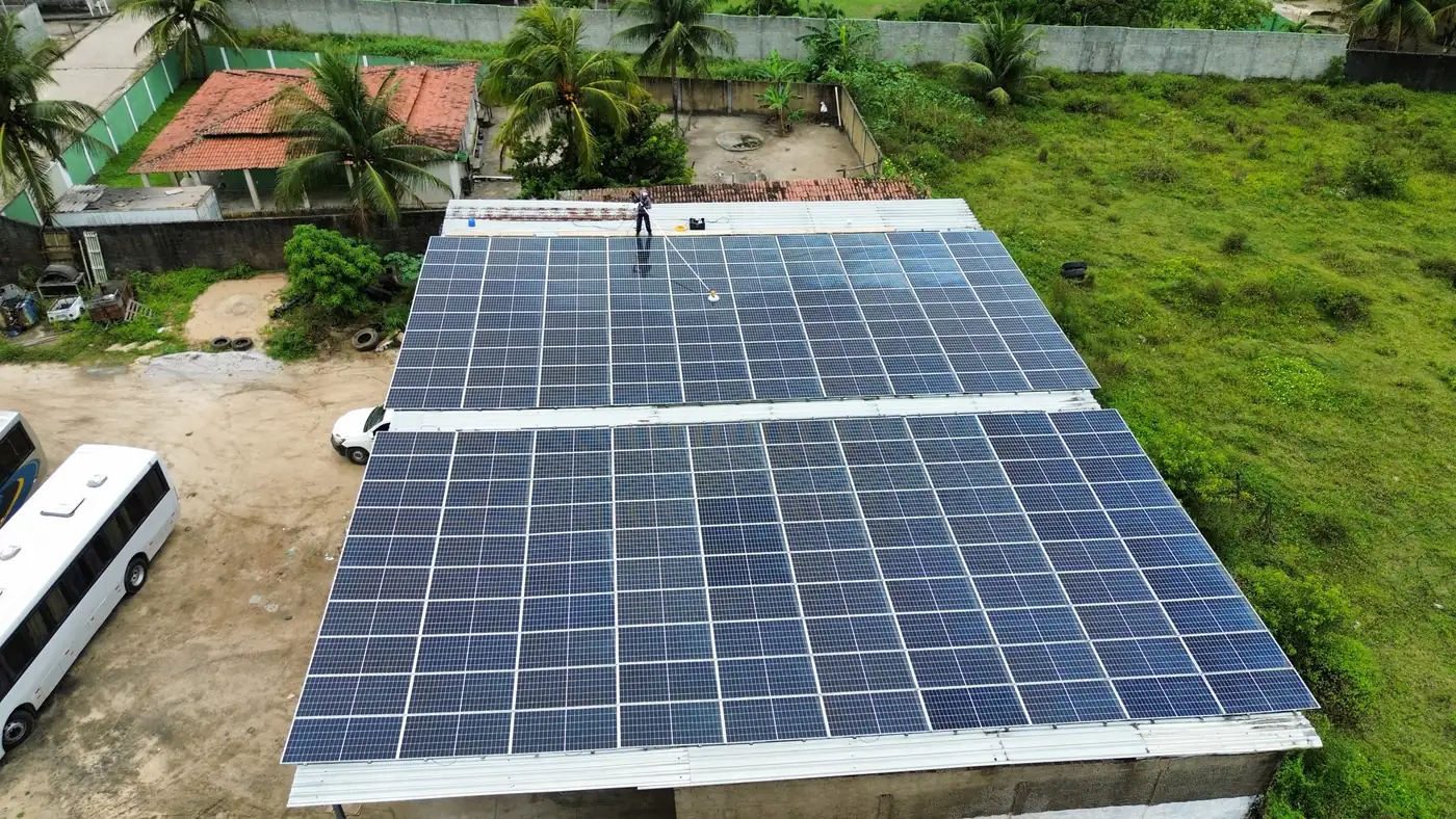 Limpeza profissional de 200 painéis solares em Mataraca - PB, equipe J7 em ação